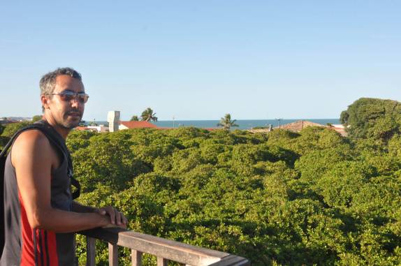 Admirando a gigantesca copa do maior cajueiro do mundo, em Pirangi - RN